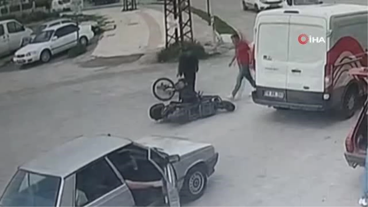 Motosiklet ve bisiklet sürücülerinin karıştığı kaza kamerada