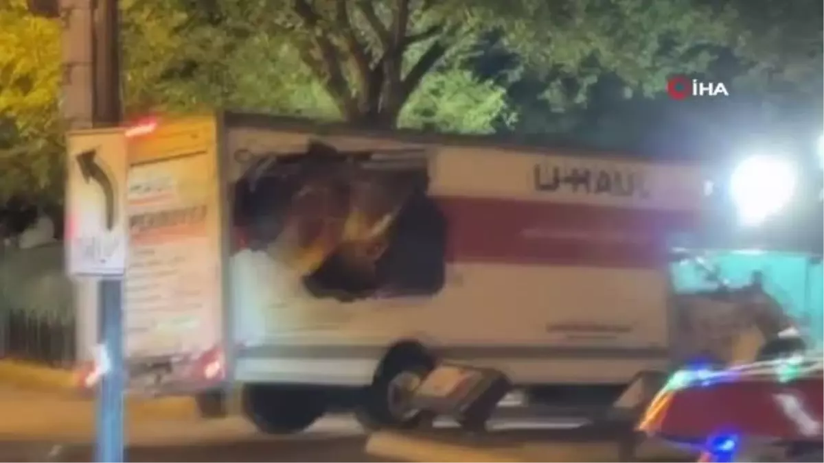 Nazi Bayraklı Araç Beyaz Saray\'ın Güvenlik Bariyerlerine Çarptı