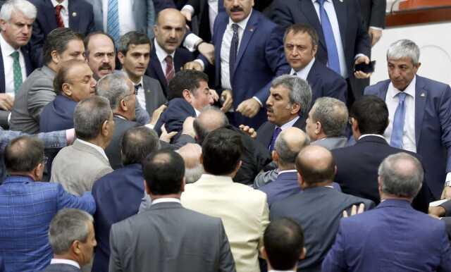 Oğan'ın seçimin 2. turuyla ilgili kararı akıllara 2014 yılında Meclis'te atılan yumruğu getirdi