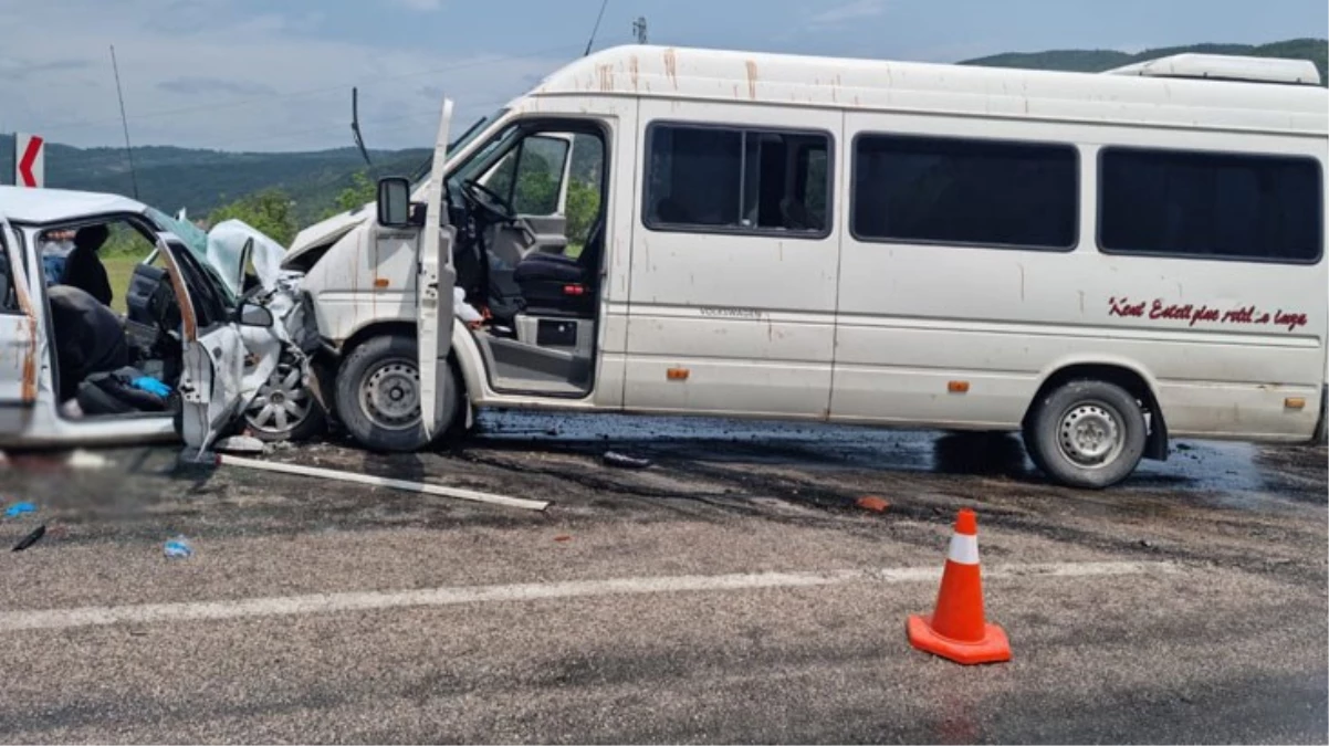 Öğrenci servisi ile otomobil çarpıştı! 1 ölü, 11 yaralı