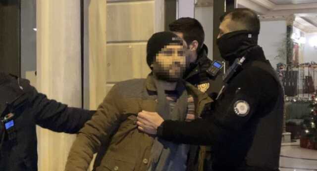 'Ölmek istiyorum' diyerek çantayı insanların üzerine fırlatmıştı! Vatandaşın korkudan birbirini ezdiği anlar kamerada 'Ölmek istiyorum' diyerek çantayı insanların üzerine fırlatmıştı! Vatandaşın korkudan birbirini ezdiği anlar kamerada