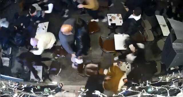 'Ölmek istiyorum' diyerek çantayı insanların üzerine fırlatmıştı! Vatandaşın korkudan birbirini ezdiği anlar kamerada 'Ölmek istiyorum' diyerek çantayı insanların üzerine fırlatmıştı! Vatandaşın korkudan birbirini ezdiği anlar kamerada