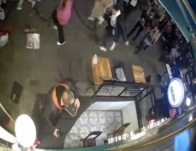 'Ölmek istiyorum' diyerek çantayı insanların üzerine fırlatmıştı! Vatandaşın korkudan birbirini ezdiği anlar kamerada 'Ölmek istiyorum' diyerek çantayı insanların üzerine fırlatmıştı! Vatandaşın korkudan birbirini ezdiği anlar kamerada