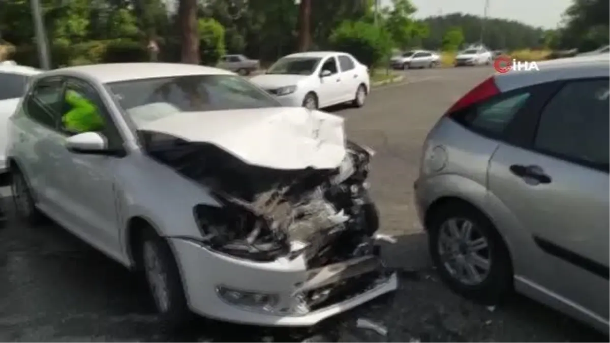 Diyarbakır\'da Otomobiller Kafa Kafaya Çarpıştı: 1\'i Bebek 5 Yaralı