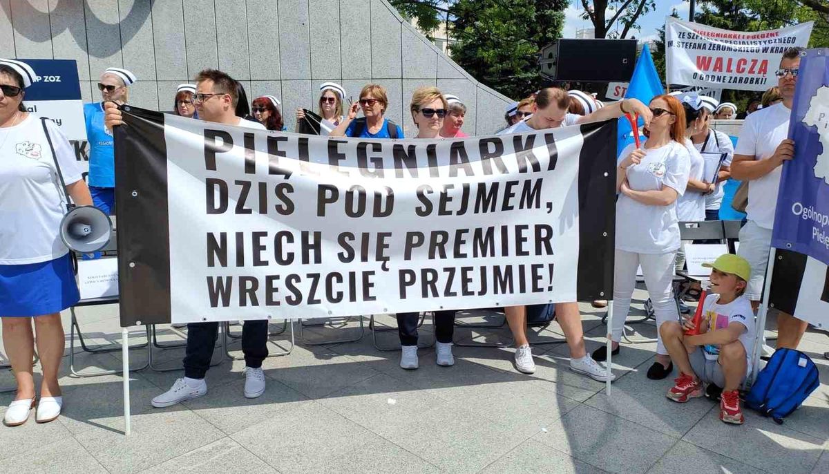 Polonya\'da hemşirelerden protesto