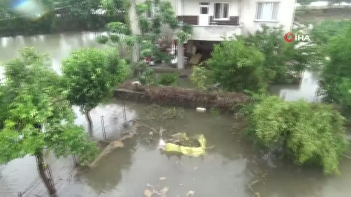 Sağanak yağış sonrası kanal taştı, evleri su bastı