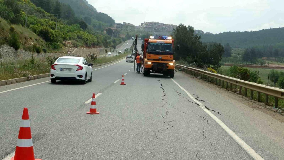 Sağanak yağışın etkili olduğu Menteşe\'de yol çöktü