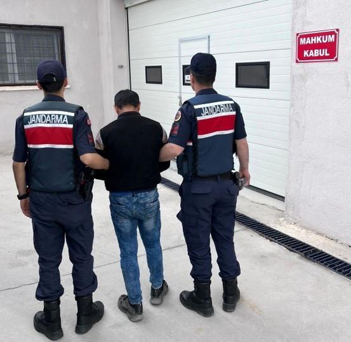 10 yıl 5 ay hapis cezasıyla aranan şahsı jandarma yakaladı