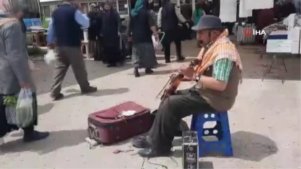 66 yaşındaki Coşkun Dinar\'ın tek sokak müzisyeni