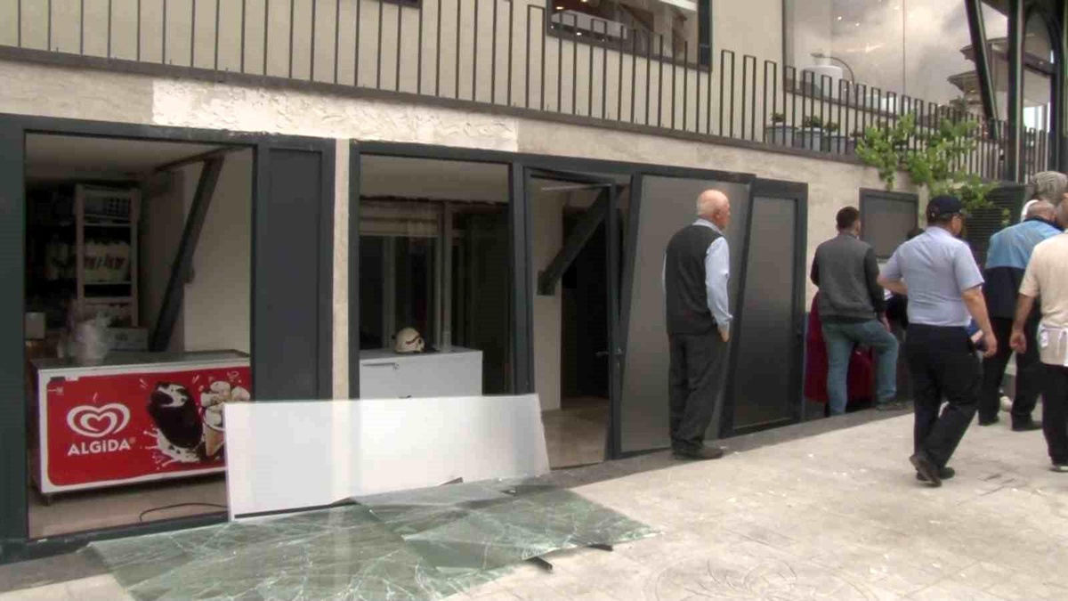 Ataşehir\'de pastane deposunda pürmüz patlaması: 2 yaralı