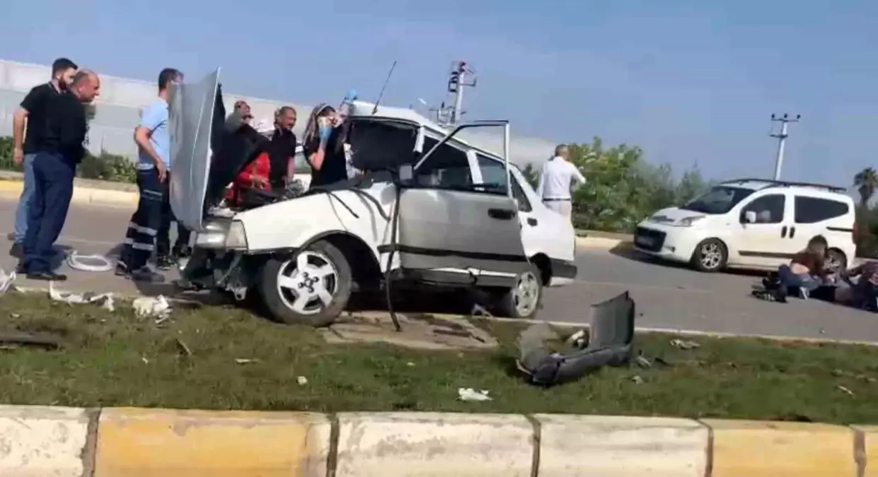 Aydınlatma direğine çarpan otomobil hurdaya döndü: 2 yaralı