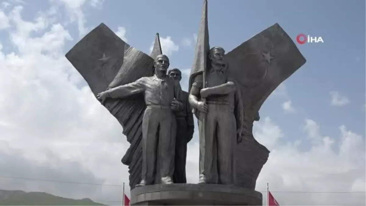 Bingöl\'de kalleşçe şehit edilen 33 asker anıldı