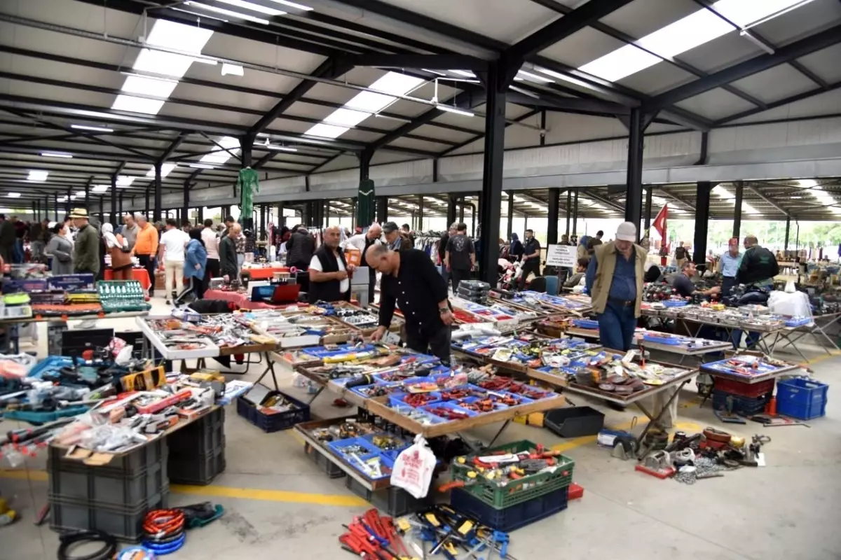 Kartepe\'de Antika Pazarı Vatandaşların İlgisini Çekiyor