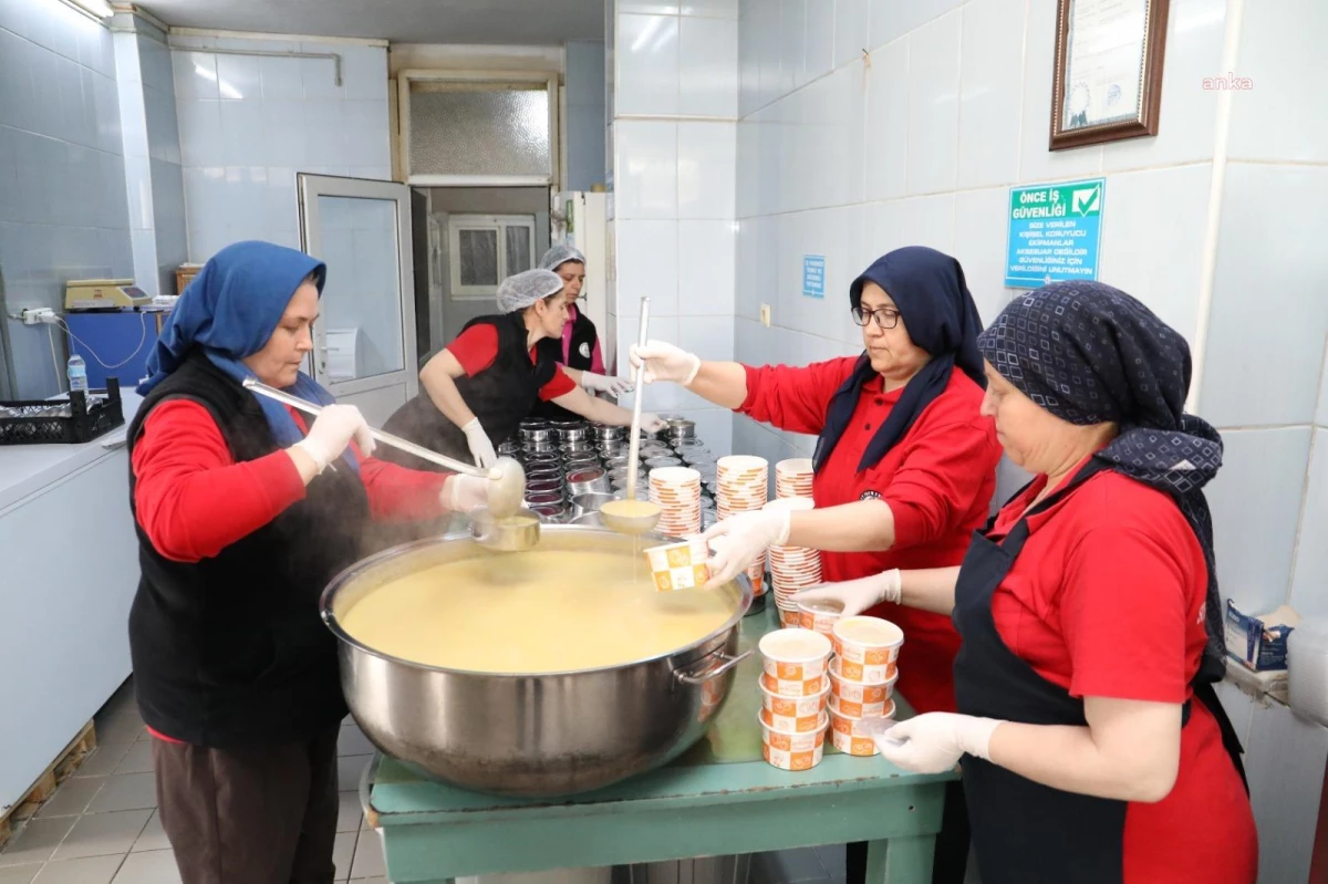 Burhaniye Belediyesi\'nin Sıcak Yemek Hizmeti Devam Ediyor