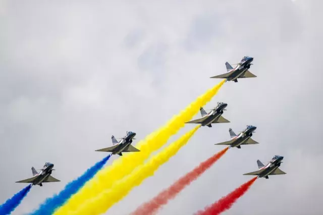 Çin Hava Kuvvetleri, Malezya'da Akrobasi Gösterisi Düzenledi