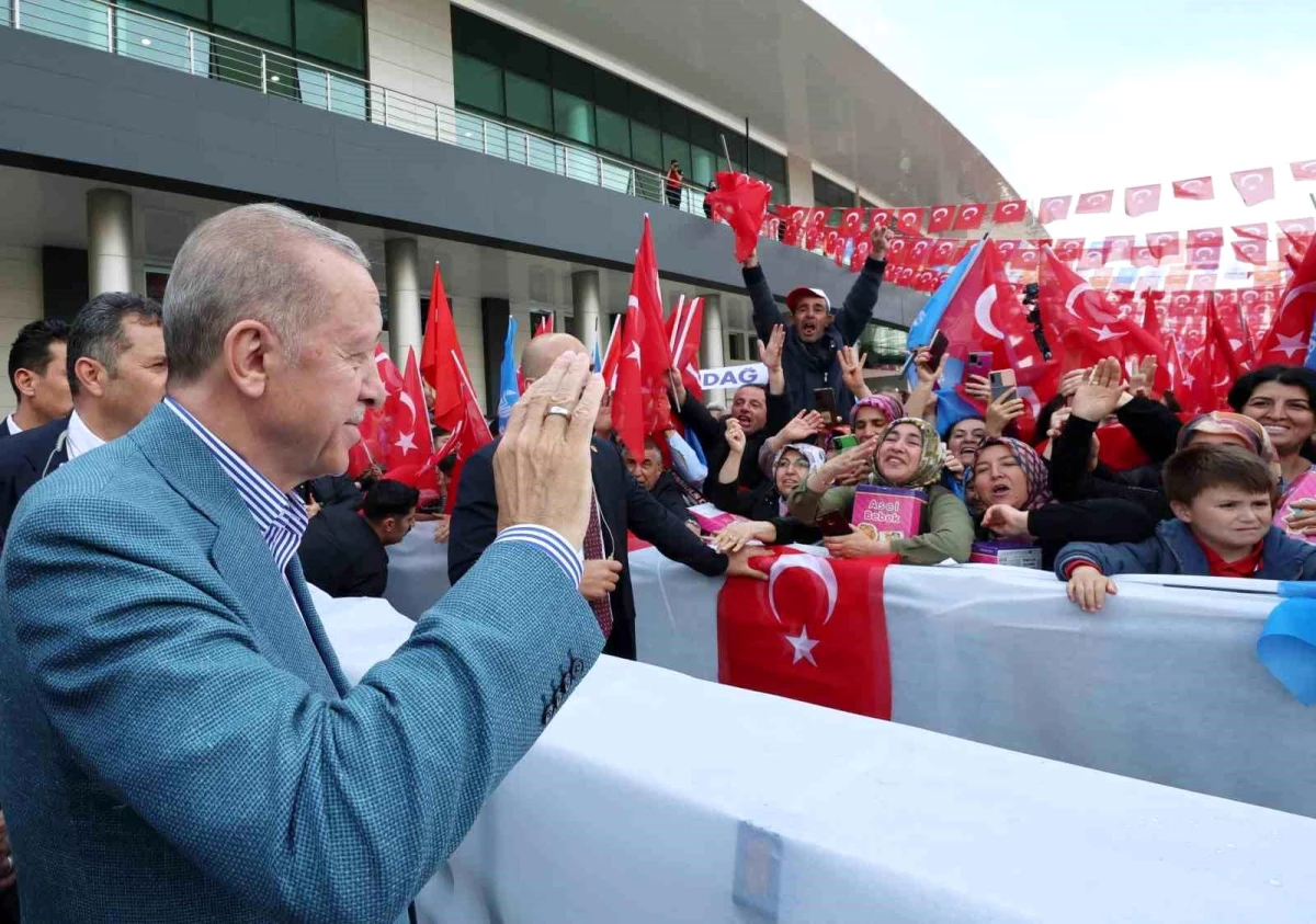 Cumhurbaşkanı Erdoğan: "500 bin civarında mülteciyi Suriye\'nin kuzeyindeki briket evlere göndermeye başladık"
