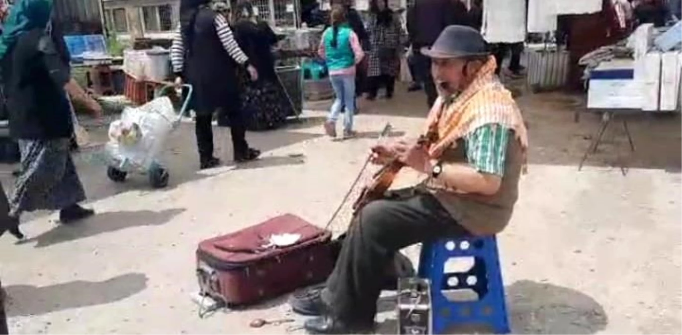 Dinar\'ın tek sokak müzisyeni geçimini şarkı, türkü söyleyerek sağlıyor