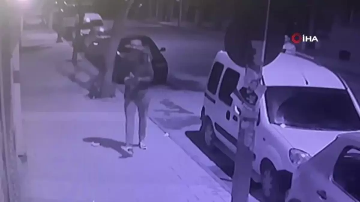 Elazığ\'da bir garip olay: Biri elindeki taşla iş yerinin camını kırdı, diğeri kaydetti