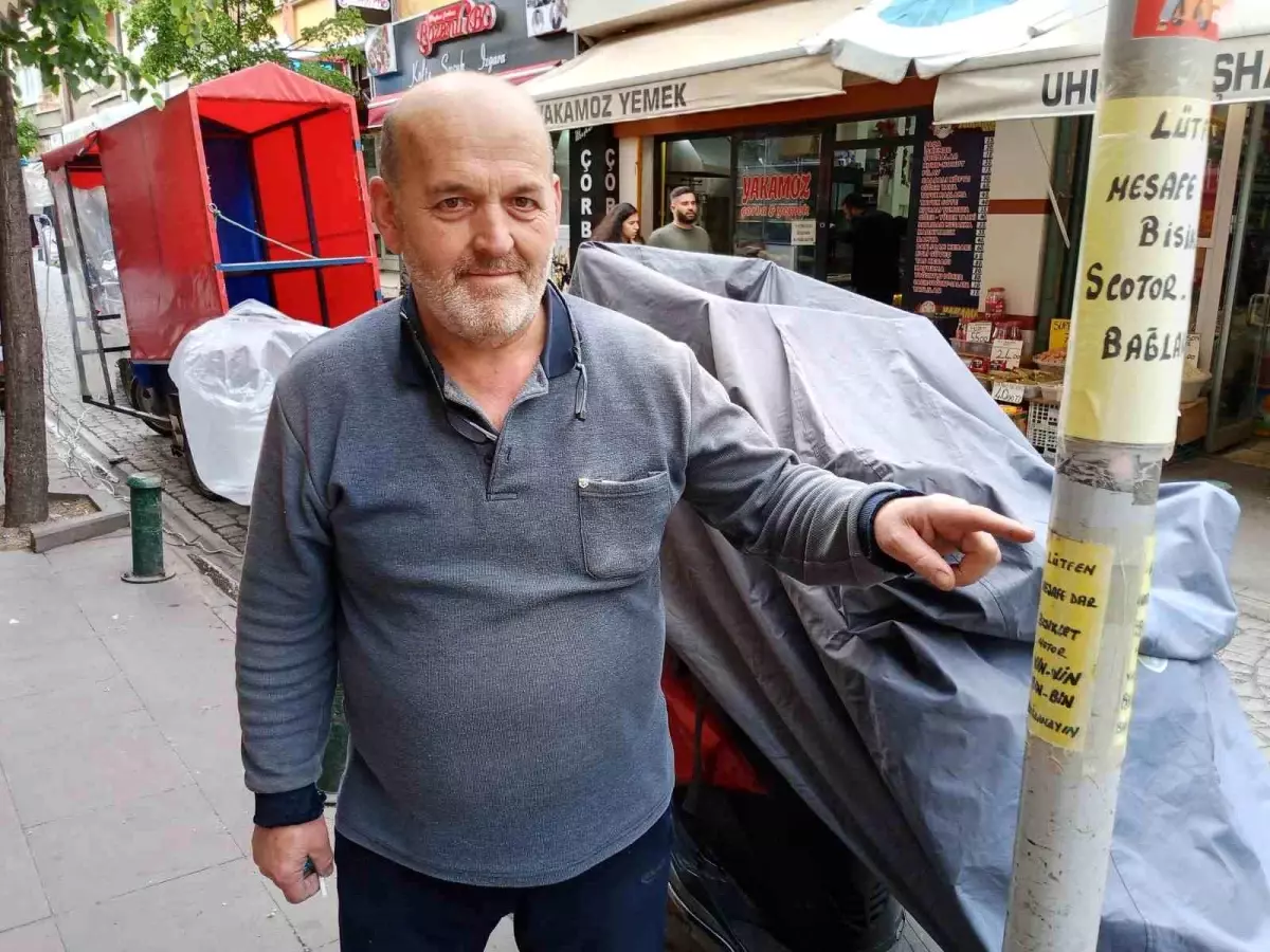 Etrafa bilinçsizce motosiklet ve scooter bağlayan vatandaşlara esnaftan esprili uyarı