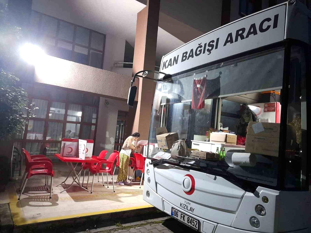Gençler kan bağışında bulundu
