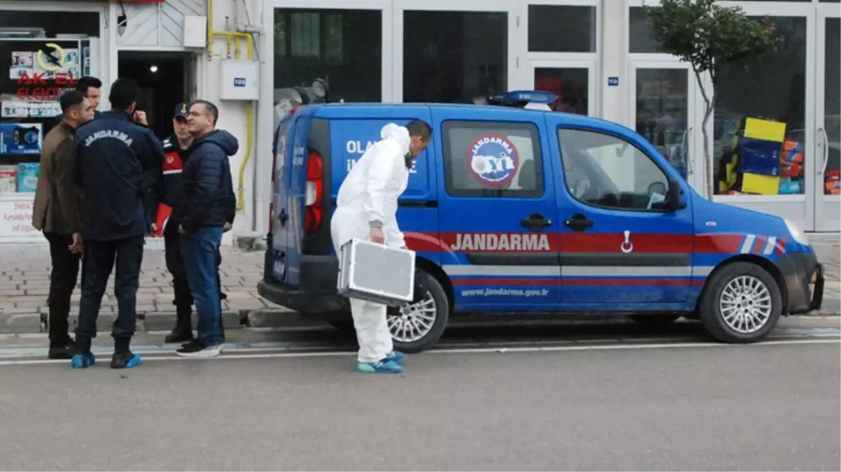 Kocası işteyken evli kadının evine girdi, kayınpederi durumu fark edince genç adamı bıçaklayarak öldürdü