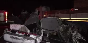 Otoyolda Feci Kaza: Paramparça Olan Tırın Kupasından Sağ Çıktı