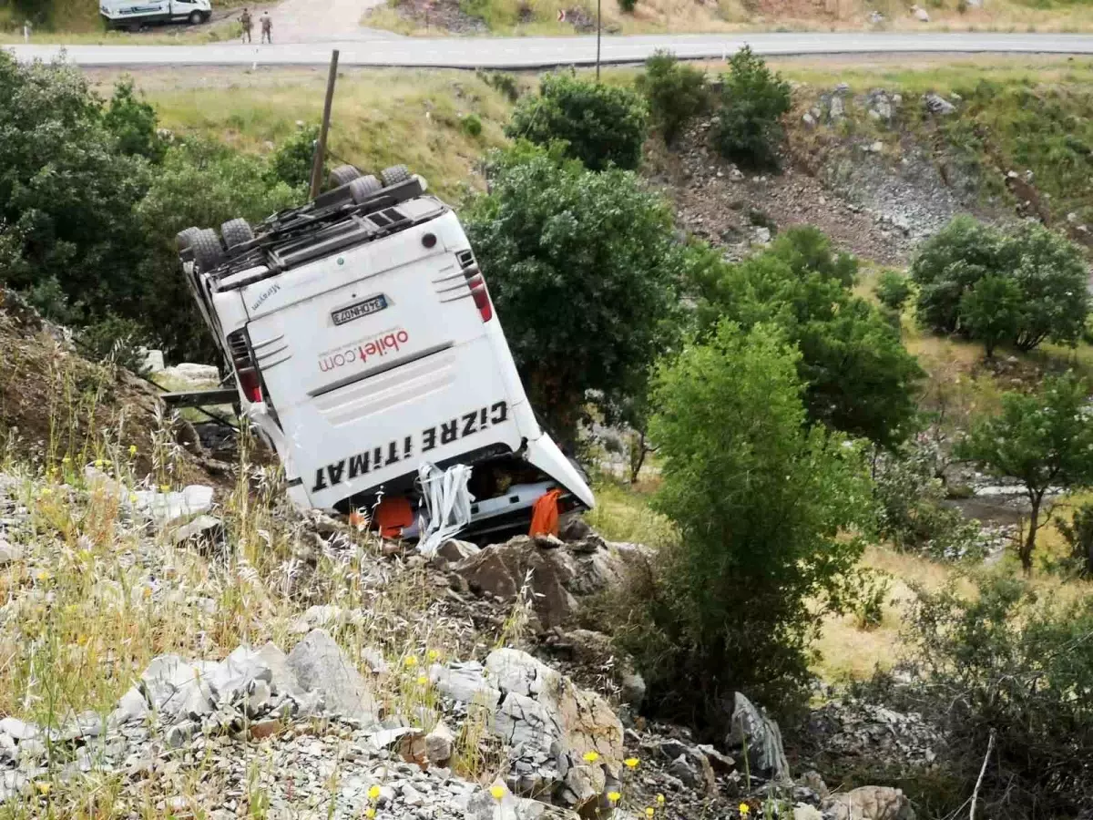 Şırnak\'ta otobüs şarampole yuvarlandı: 2 yaralı