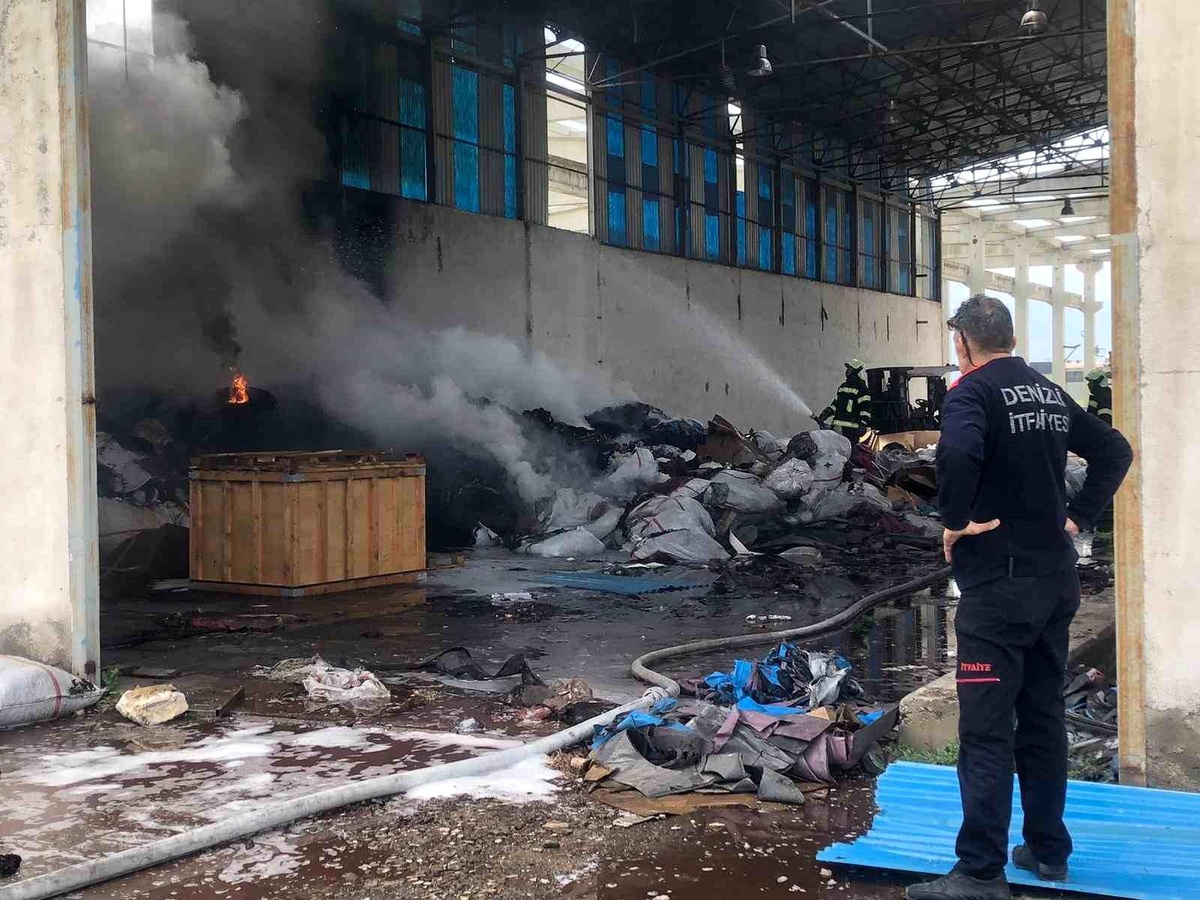 Tadilat yapılan depoda yangın çıktı
