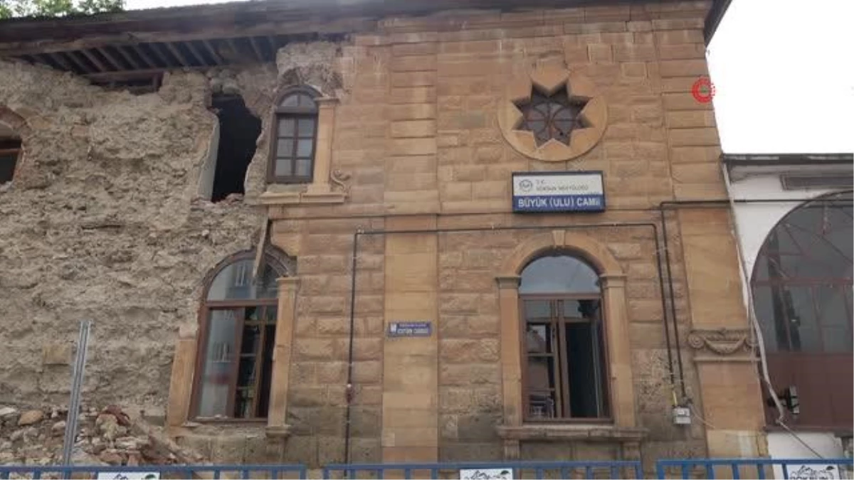Vatandaşlar, depremde zarar gören caminin yıkılıp yeniden yapılmasını istiyor