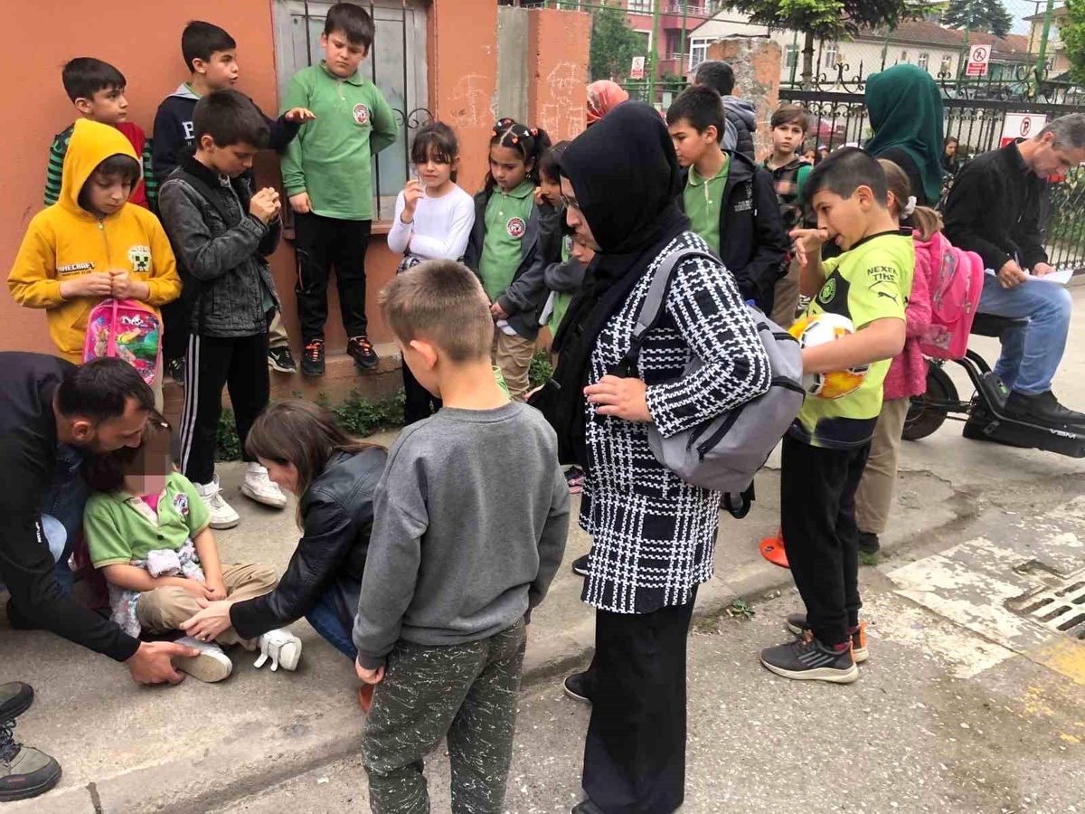 Düzce\'de okul çıkışı kaza: 1. sınıf öğrencisi yaralandı