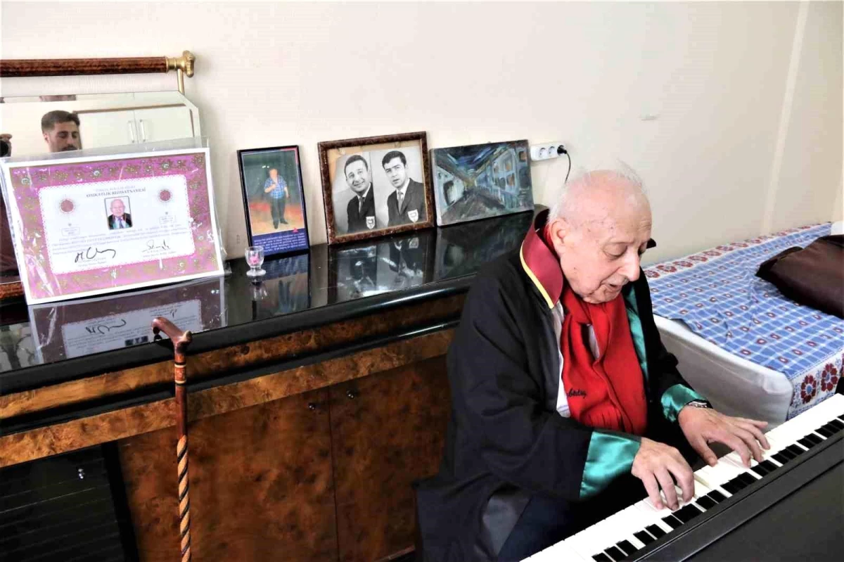 84 Yaşındaki Mustafa Yavuz Yalçınkaya, Türkiye\'nin En Yaşlı Hukuk Fakültesi Mezunu Oldu