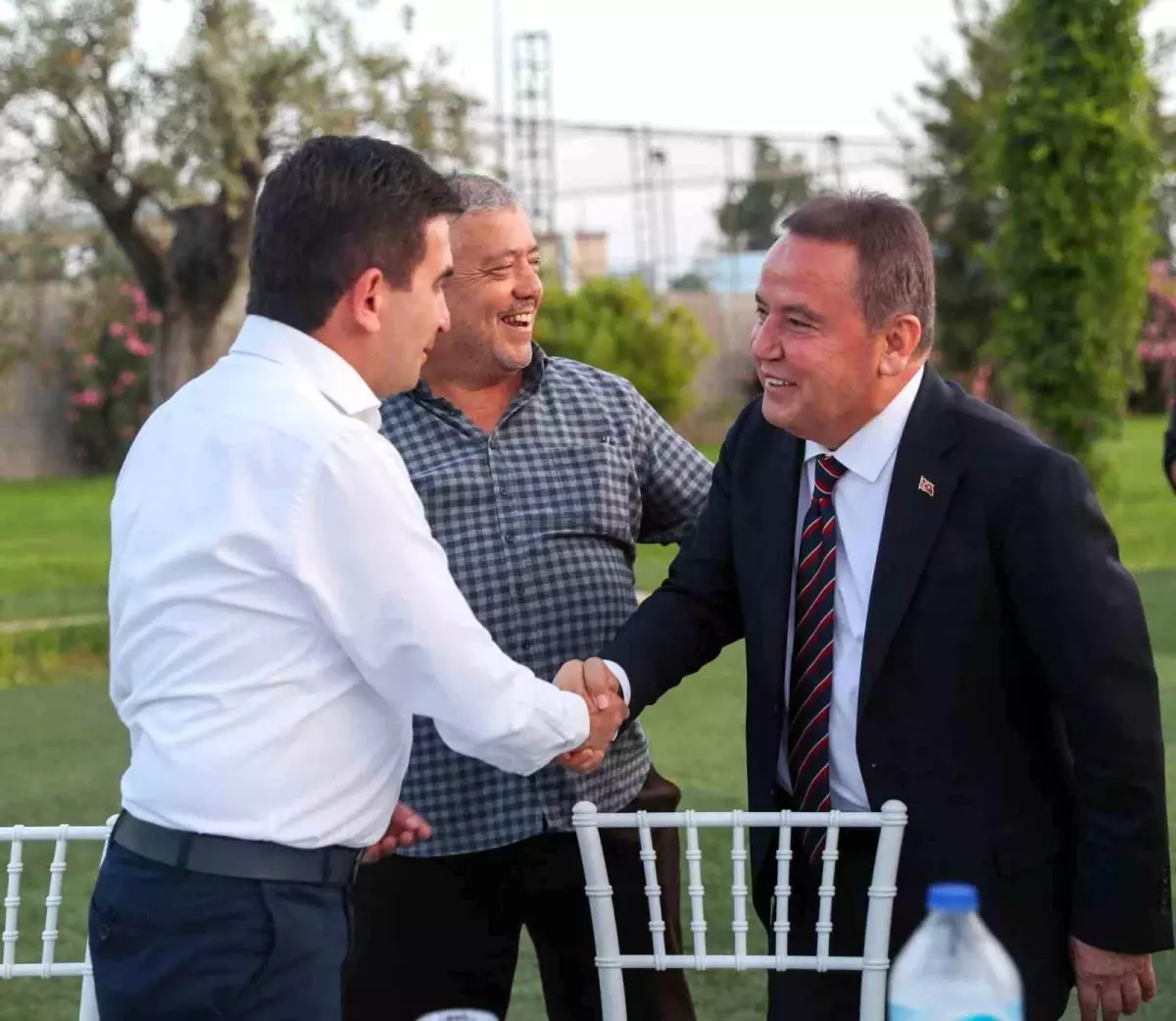 Antalya Büyükşehir Belediye Başkanı Muhittin Böcek Alanya\'da muhtarlar ve STK temsilcileriyle bir araya geldi
