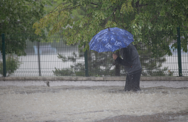 Ankara'da Sağanak Yağış: Yollar Göle Döndü, Araçlar Mahsur Kaldı