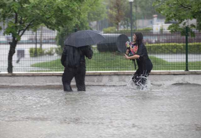 Ankara'da Sağanak Yağış: Yollar Göle Döndü, Araçlar Mahsur Kaldı