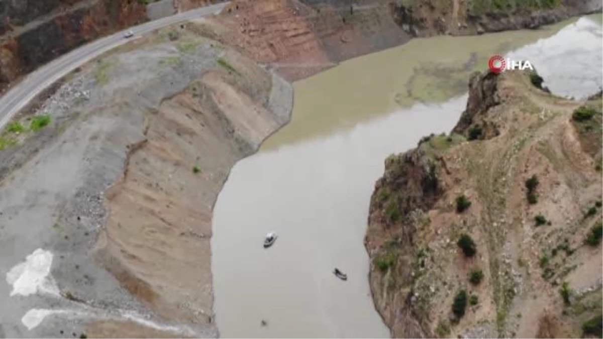 Artvin\'de Çoruh Nehrine Düşen Kamyonet Sürücüsü Aranıyor