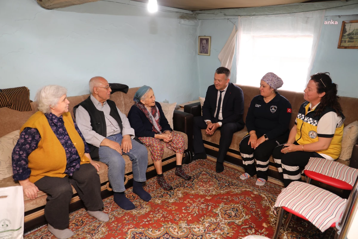 Burhaniye Belediyesi Vatandaşların Evlerine Taziye Ziyareti Yapıyor