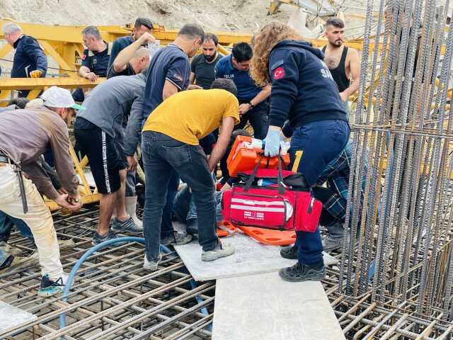 Bursa'da Konut İnşaatında Kule Vinç Devrildi: Vinç Operatörü Yaralandı