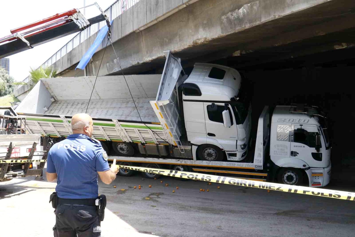Adana\'da Kamyon Otoyol Köprüsüne Sıkıştı, Trafik Felç Oldu