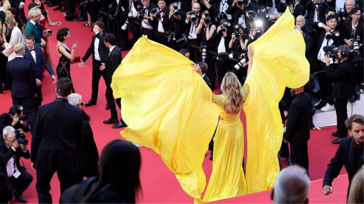 Kırmızı halıda iddialı sarı elbisesiyle boy gösteren Heidi Klum, poz vermek için ellerini kaldırınca göğüsleri açıldı