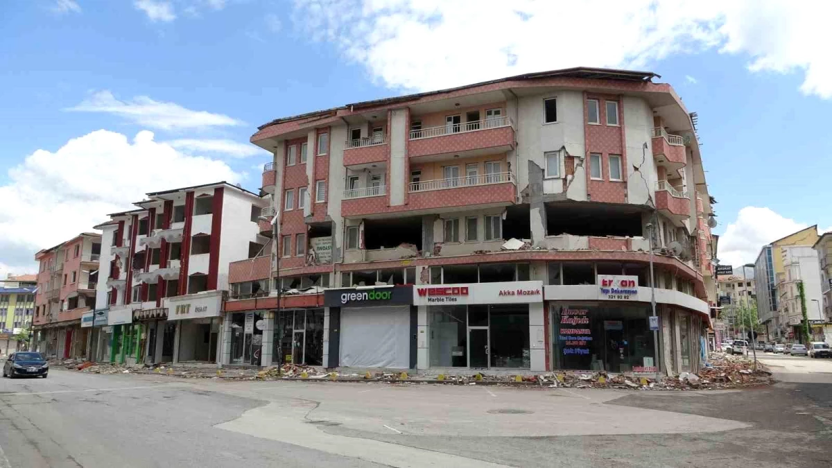 Malatya\'da depremlerde zarar gören Niyazi Mahallesi TOKİ tarafından yeniden inşa edilecek