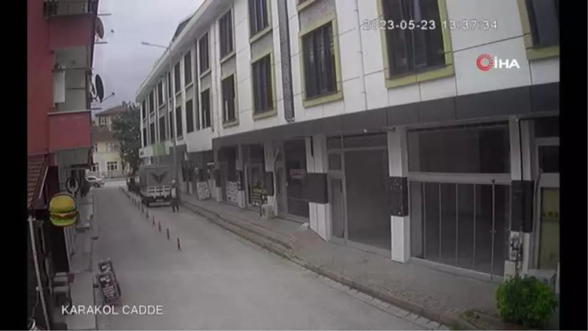 Emekli öğretmen kamyonetin çarpması sonucu yaralandı