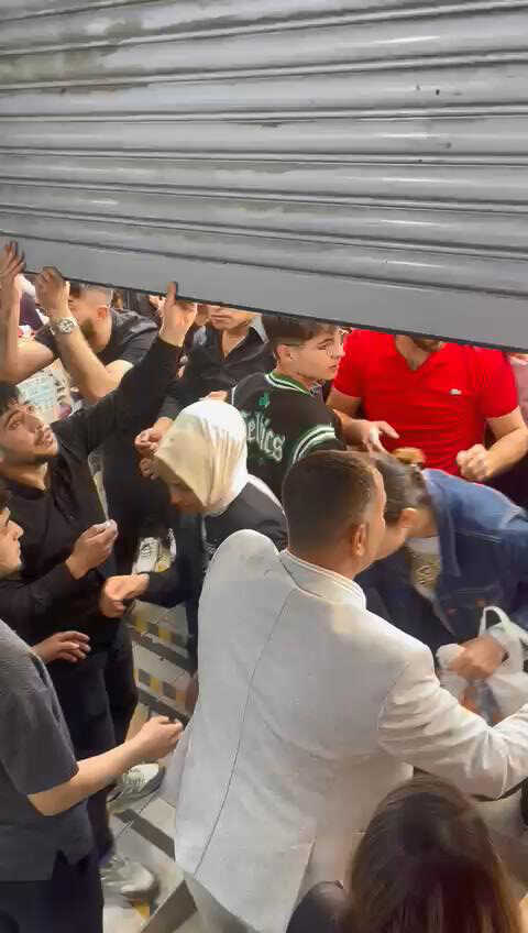Esenyurt'ta indirim izdihamı! Saatler öncesinden yerlerini aldılar, kepenk açılınca hücum ettiler