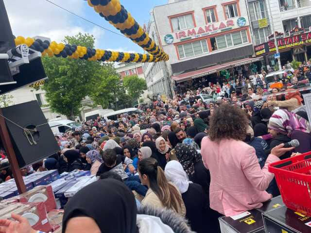 Esenyurt'ta indirim izdihamı! Saatler öncesinden yerlerini aldılar, kepenk açılınca hücum ettiler