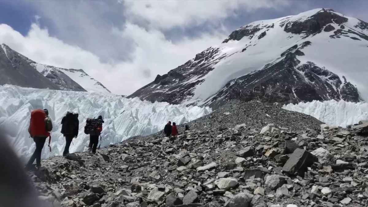 Çinli Bilim İnsanları Everest Dağı\'nda Araştırma Yapıyor