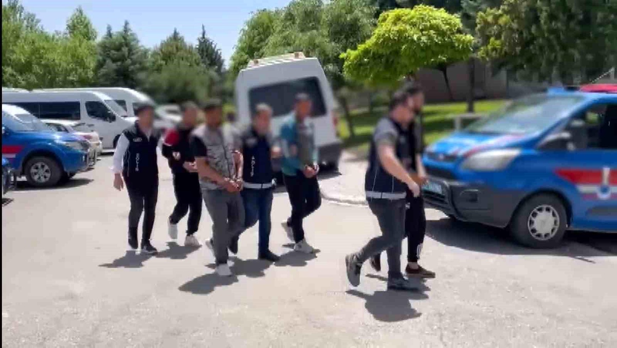 Gaziantep\'te göçmen kaçakçılığı yapan 6 kişiye gözaltı