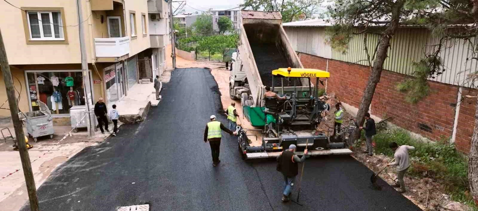 Gürsu\'da 36 saatte sokağın asfaltı yenilendi