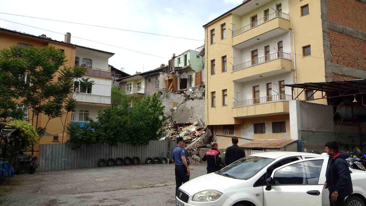 Hasarlı bina çöktü