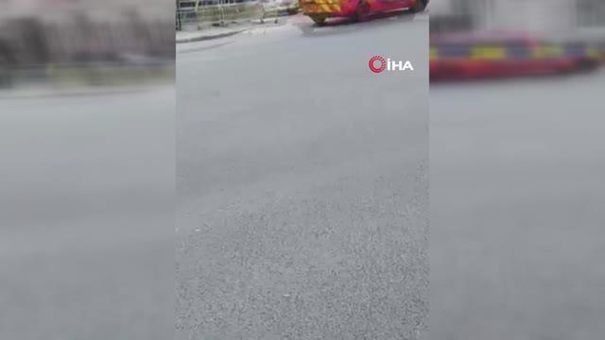 İngiltere\'de Başbakanlık Ofisi\'nin bulunduğu caddenin kapısına araç çarptı