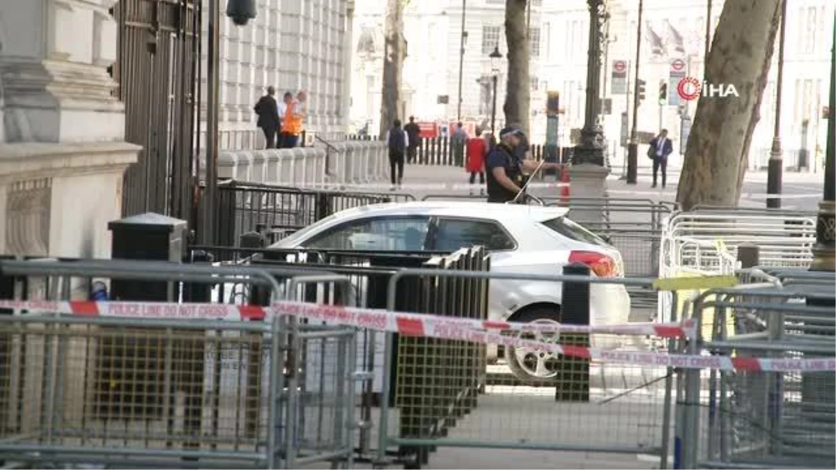 İngiltere\'de Başbakanlık Ofisi\'nin bulunduğu caddenin kapısına araç çarptı