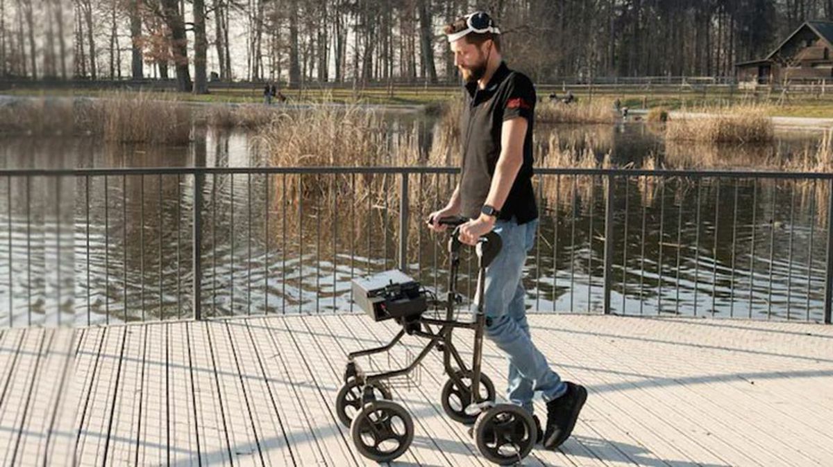 İngiltere'de felçli adam, beyin implantları sayesinde yürümeye başladı